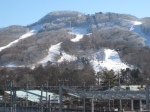 Juste derrière la gare Shinkansen les première pistes de ski.